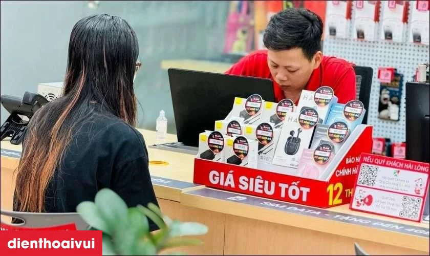 Kh&aacute;ch h&agrave;ng mang m&aacute;y đến Điện Thoại Vui kiểm tra pin
