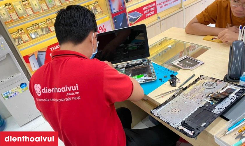 Tiến h&agrave;nh th&aacute;o lắp linh kiện mới cẩn thận, chuy&ecirc;n nghiệp