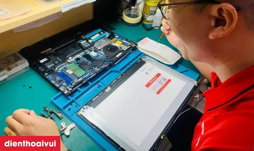 Kỹ thuật viên giỏi giàu kinh nghiệm trực tiếp thay pin cho khách hàng