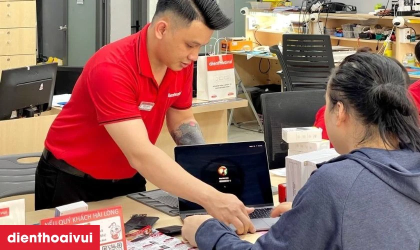 Khách hàng nhận máy và kiểm tra trước khi thanh toán
