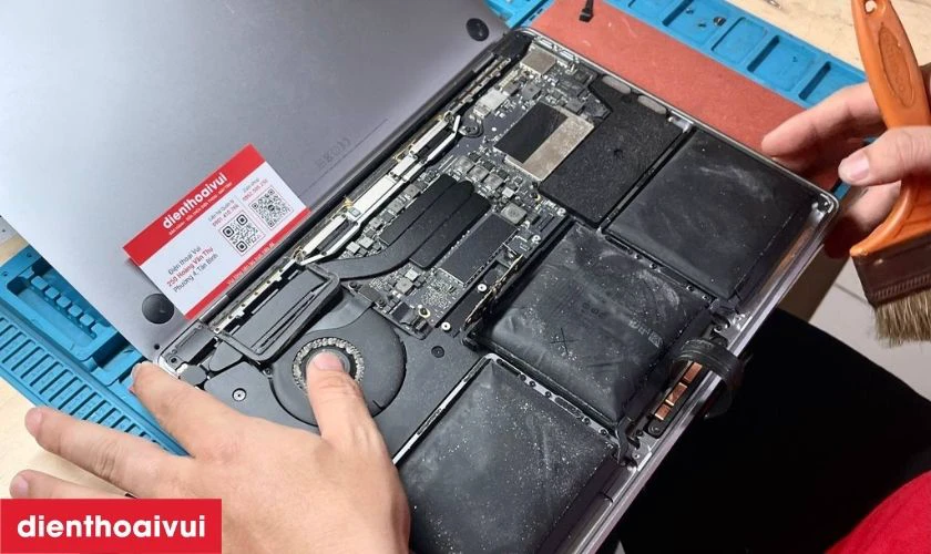 Thay pin mới cho laptop Dell Inspiron 15 5555
