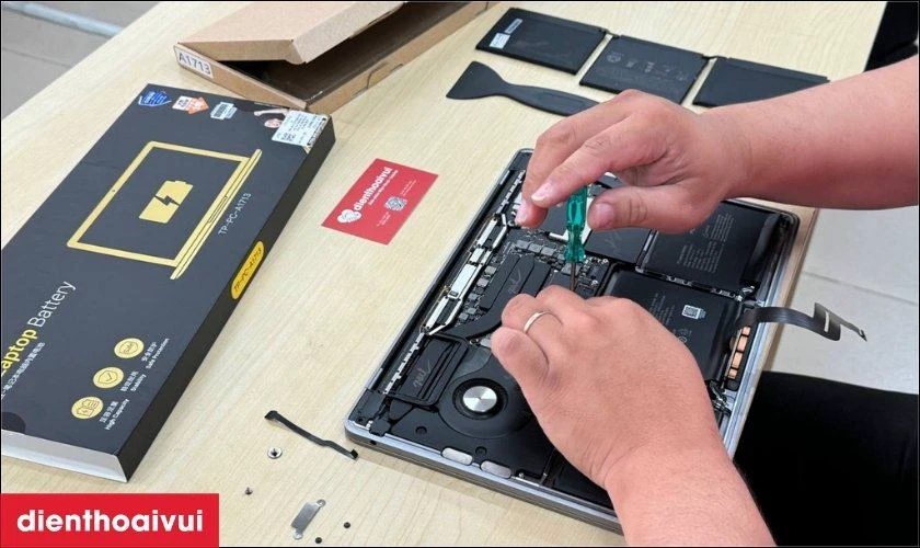Quy tr&igrave;nh thay pin laptop Dell tại Điện Thoại Vui