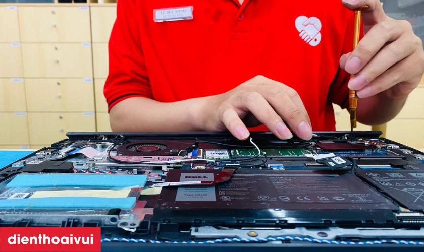 Quy tr&igrave;nh thay pin laptop Dell Inspiron 15 7568 tại Điện Thoại Vui