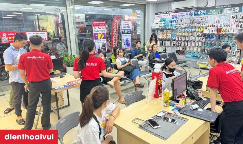 Trả laptop đ&atilde; được sửa chữa cho kh&aacute;ch h&agrave;ng