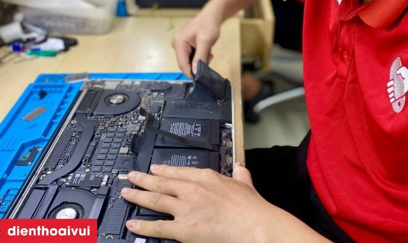 Quy tr&igrave;nh thay pin laptop Dell Inspiron 17 5759