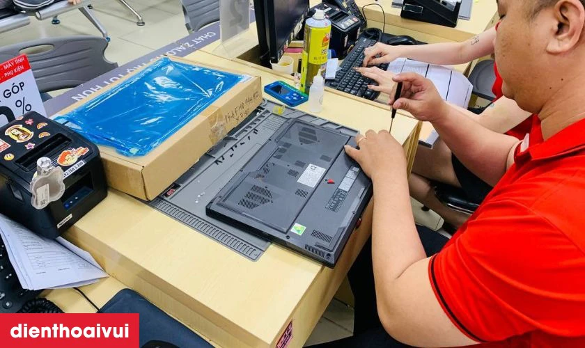 Kỹ thuật vi&ecirc;n giỏi trực tiếp thực hiện quy tr&igrave;nh thay pin laptop mới