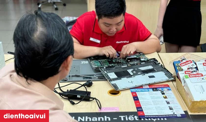 Qu&aacute; tr&igrave;nh thay pin laptop diễn ra minh bạch