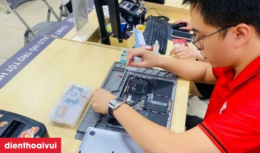 Kỹ thuật vi&ecirc;n giỏi, gi&agrave;u kinh nghiệm trực tiếp thay pin mới cho kh&aacute;ch h&agrave;ng