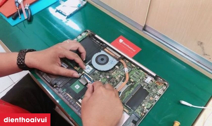 Kỹ thuật vi&ecirc;n giỏi trực tiếp thực hiện thay pin laptop mới