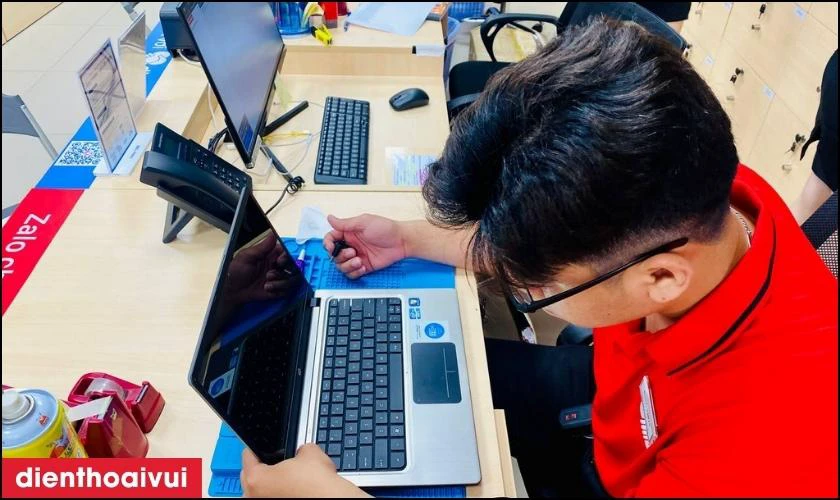 Kỹ thuật vi&ecirc;n tiến h&agrave;nh kiểm tra c&aacute;c chức năng, phần trăm pin v&agrave; thời gian sử dụng cho 1 lần sạc
