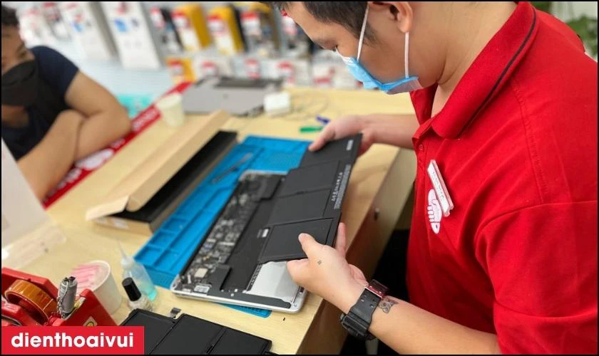 Kỹ thuật vi&ecirc;n th&aacute;o m&aacute;y v&agrave; thay pin mới