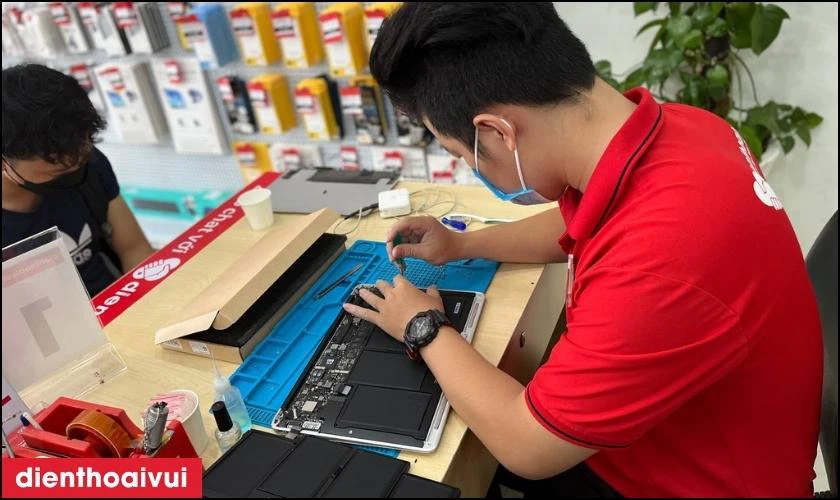 Kỹ thuật vi&ecirc;n ho&agrave;n thiện v&agrave; r&aacute;p lại m&aacute;y