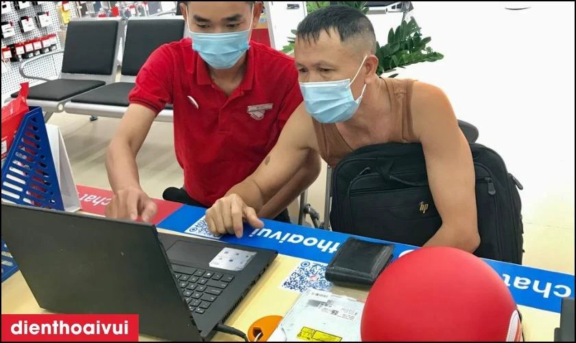 Kh&aacute;ch h&agrave;ng nhận m&aacute;y sau khi đ&atilde; được sửa chữa v&agrave; kiểm tra lại ngoại h&igrave;nh, c&aacute;c chức năng của m&aacute;y
