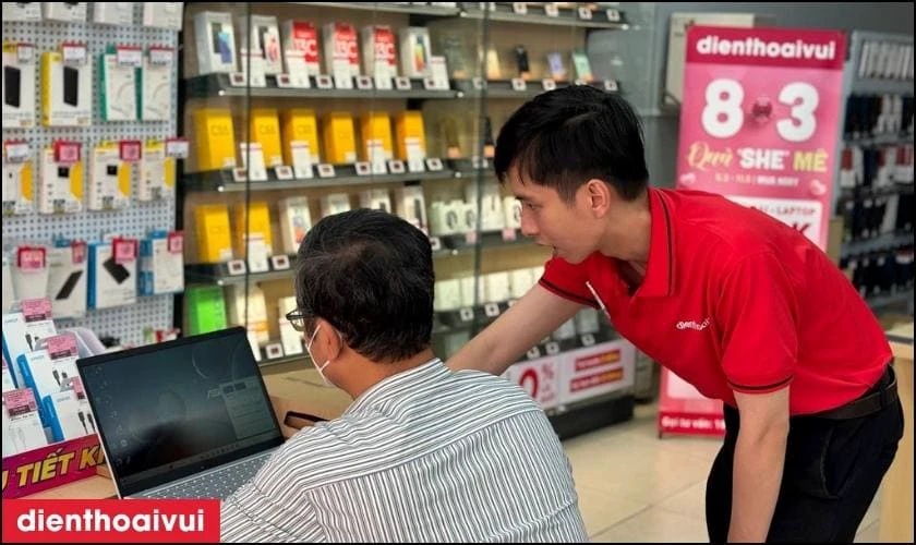 Thu ng&acirc;n tư vấn về ch&iacute;nh s&aacute;ch bảo h&agrave;nh v&agrave; gửi h&oacute;a đơn dịch vụ
