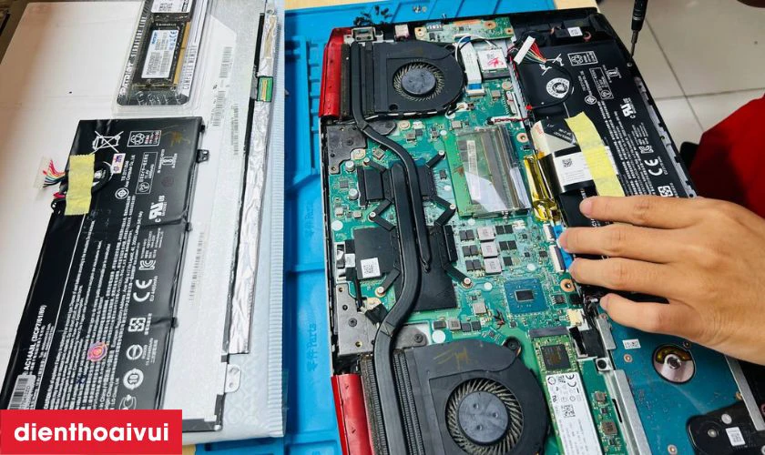 Thay pin mới cho laptop Dell Precision 15 3520