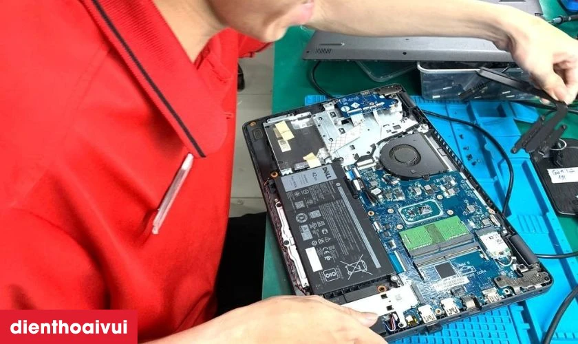 Kỹ thuật vi&ecirc;n giỏi gi&agrave;u kinh nghiệm trực tiếp thay pin cho laptop