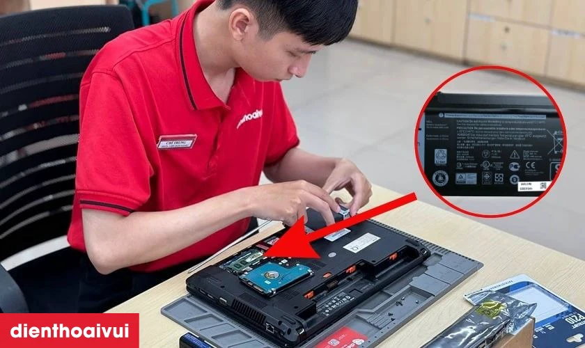 Kỹ thuật vi&ecirc;n giỏi gi&agrave;u kinh nghiệm trực tiếp thay pin mới