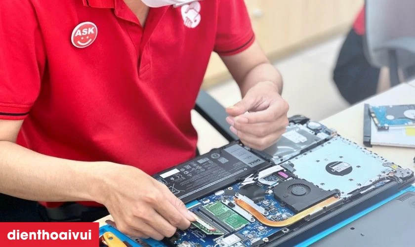 Kỹ thuật vi&ecirc;n giỏi, gi&agrave;u kinh nghiệm trực tiếp thay pin mới cho kh&aacute;ch h&agrave;ng