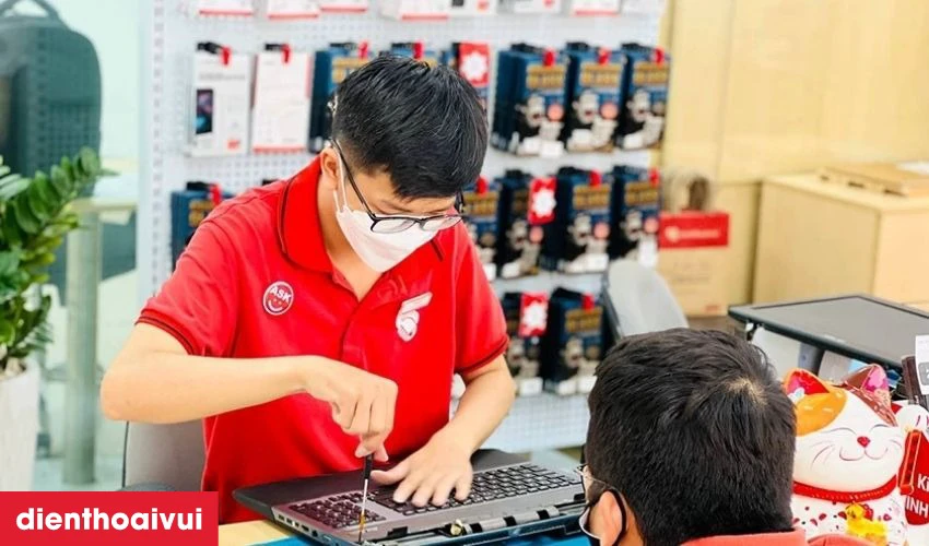 Kỹ thuật vi&ecirc;n giỏi, gi&agrave;u kinh nghiệm trực tiếp thay pin cho kh&aacute;ch h&agrave;ng