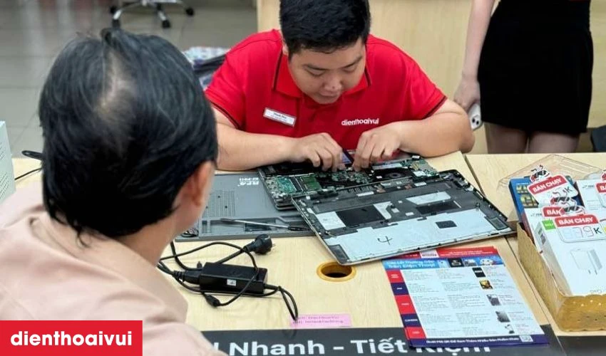 Kh&aacute;ch h&agrave;ng được quan s&aacute;t trực tiếp qu&aacute; tr&igrave;nh thay thế pin mới