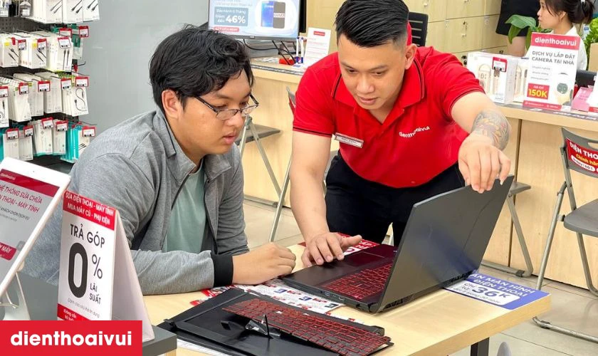 Kỹ thuật vi&ecirc;n kiểm tra v&agrave; b&aacute;o gi&aacute; dịch vụ trước khi thực hiện