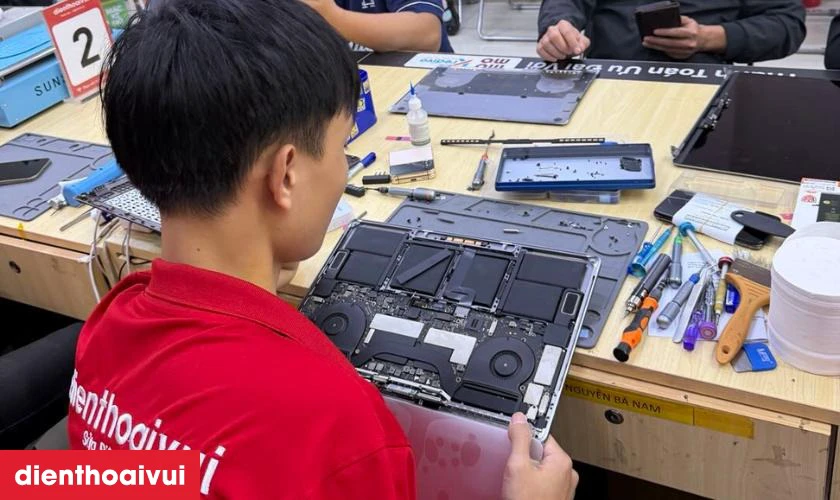 Địa chỉ thay pin laptop Dell Vostro 3558 ch&iacute;nh h&atilde;ng