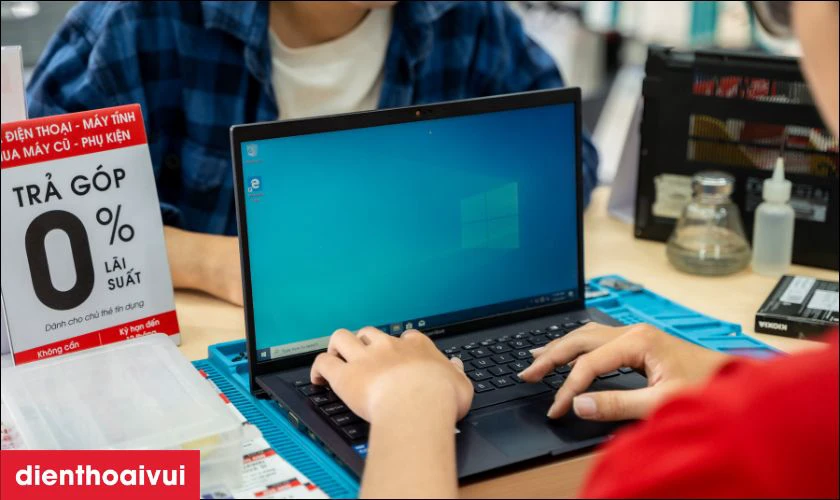 Nh&acirc;n vi&ecirc;n kiểm tra t&igrave;nh trạng vi&ecirc;n pin
