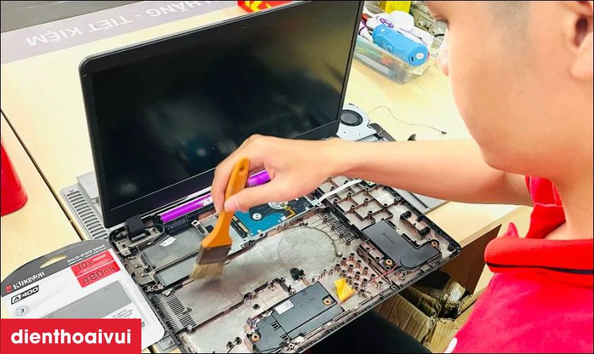 Ho&agrave;n tất qu&aacute; tr&igrave;nh thay v&agrave; b&agrave;n giao