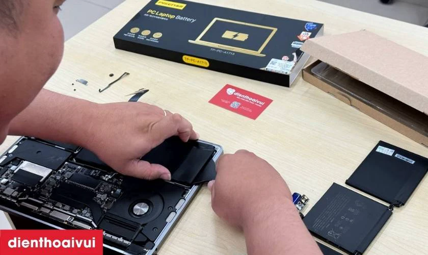 Quy tr&igrave;nh thay pin laptop DELL XPS 15 9560