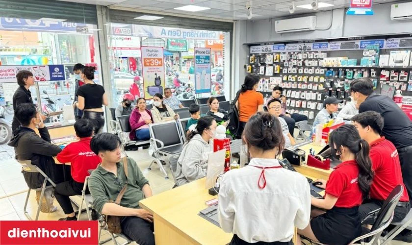 Khách hàng nhận lại laptop đã thay pin kiểm tra lần cuối