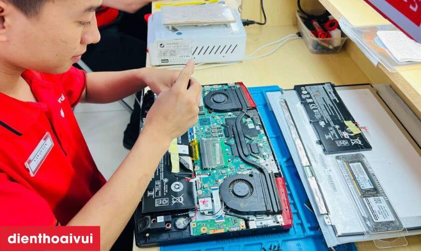 Quy tr&igrave;nh thay pin laptop HP Envy 13 AD074TU tại Điện Thoại Vui