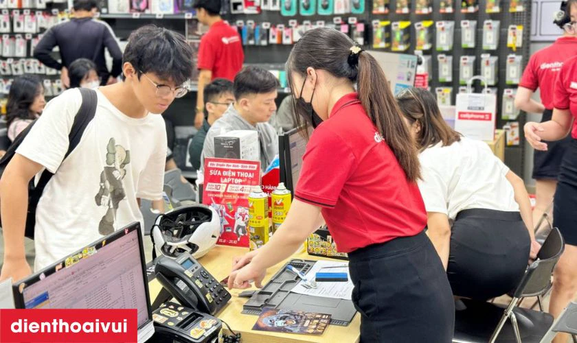 Tiếp nhận laptop v&agrave; kiểm tra sơ bộ t&igrave;nh trạng