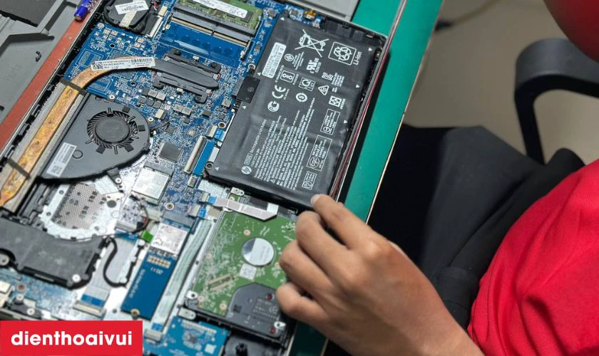 Thực hiện thay pin HP mới
