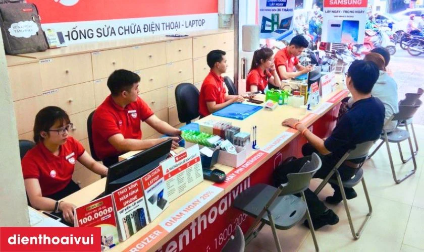 Nhân viên gửi máy lại cho khách kiểm tra lại máy