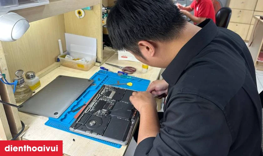 Quy tr&igrave;nh thay pin laptop HP Envy X360 2IN1 13BF nhanh ch&oacute;ng