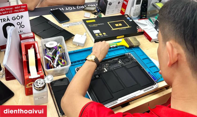 Quy tr&igrave;nh thay pin laptop HP Gaming 15AK lấy liền tại Điện Thoại Vui