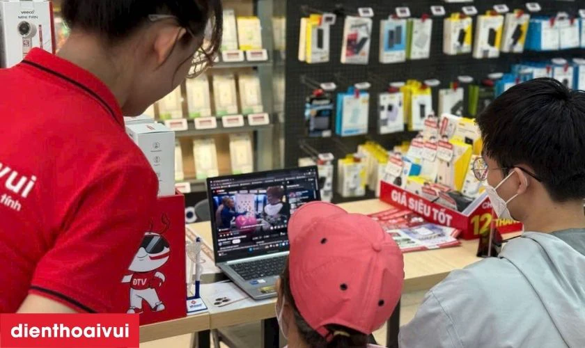 Kh&aacute;ch h&agrave;ng kiểm tra lại t&igrave;nh trạng pin mới v&agrave; x&aacute;c nhận