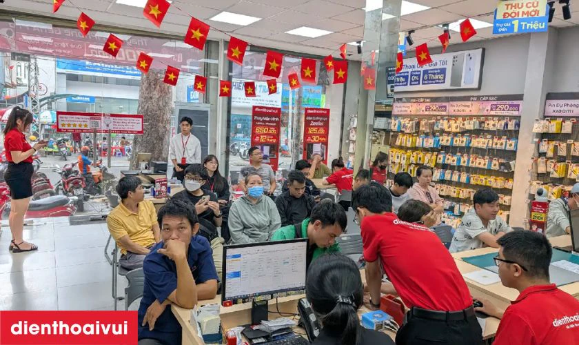 Pin mới được thay thế bằng dụng cụ chuy&ecirc;n dụng