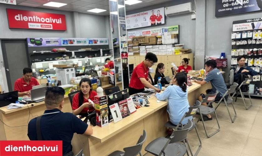 B&agrave;n giao v&agrave; thanh to&aacute;n dịch vụ thay pin