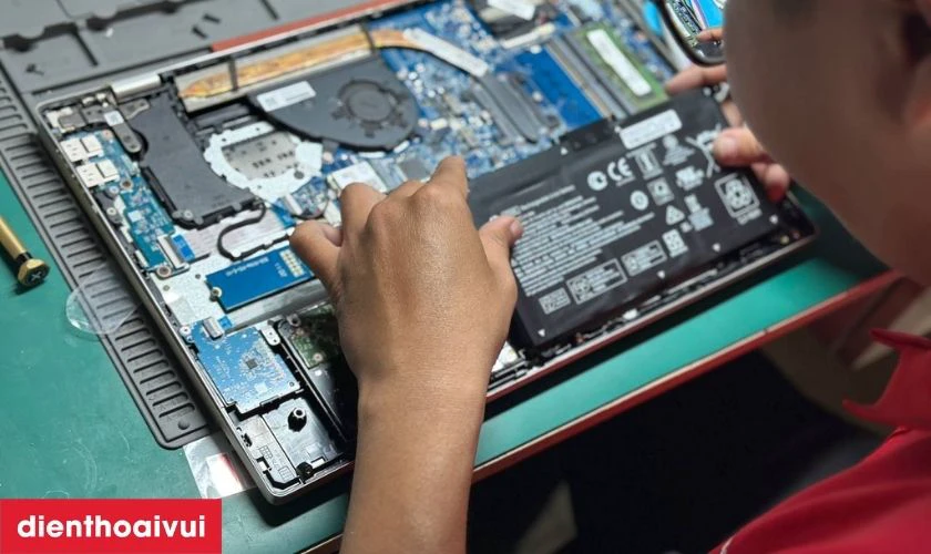 Quy tr&igrave;nh thay pin laptop HP Pavilion 15 tại Điện Thoại Vui