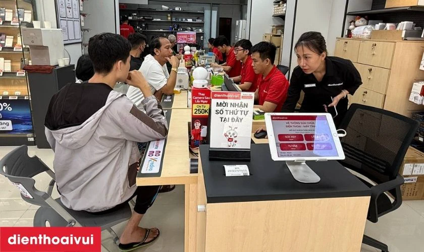 Kỹ thuật vi&ecirc;n sẽ sử dụng c&aacute;c thiết bị chuy&ecirc;n dụng để kiểm tra pin
