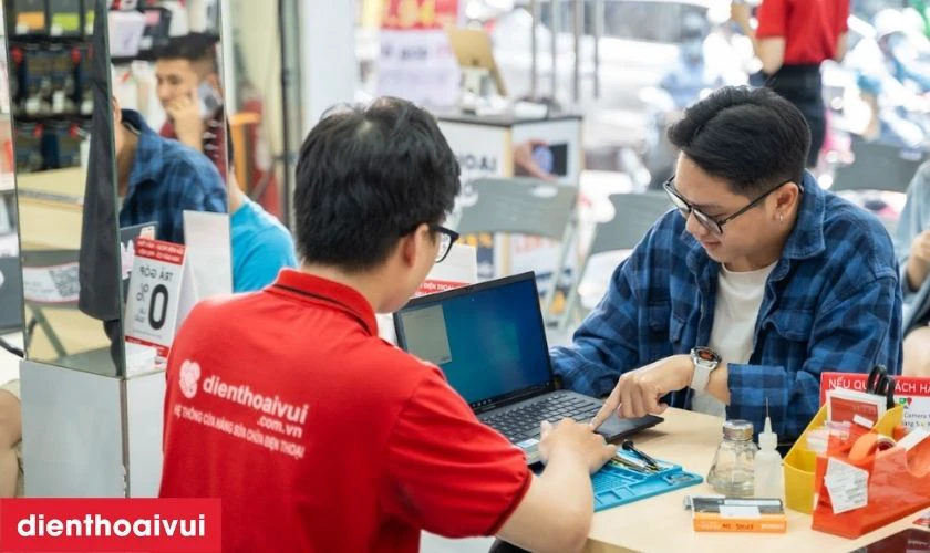 Giao m&aacute;y cho kh&aacute;ch h&agrave;ng v&agrave; bảo h&agrave;nh