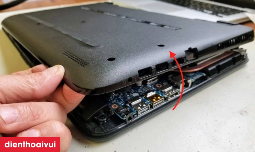 Th&aacute;o nắp m&aacute;y để thay pin laptop HP tại nh&agrave;