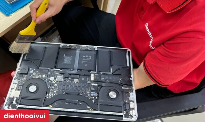 Quy tr&igrave;nh thay pin laptop Lenovo Thinkpad T440p ở Điện Thoại Vui