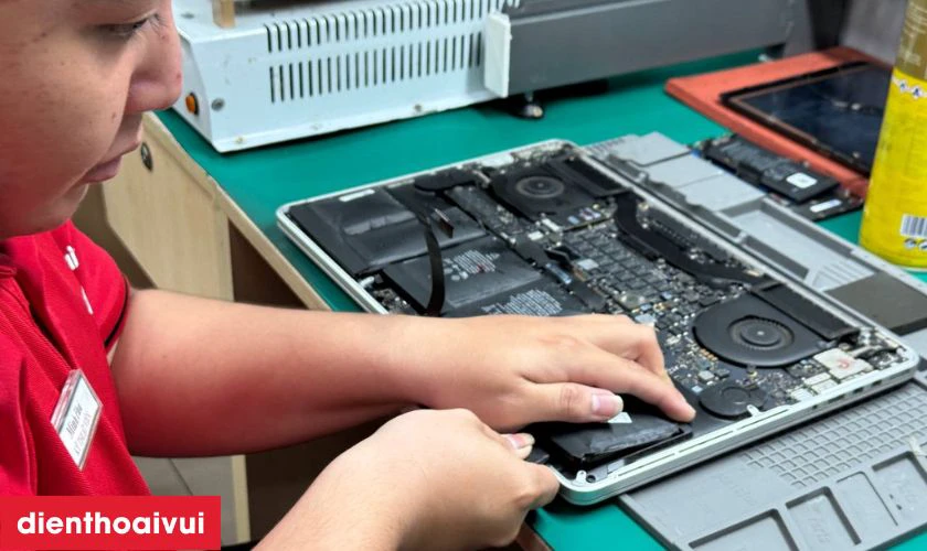 Quy tr&igrave;nh thay pin laptop Lenovo Yoga S730 tại Điện Thoại Vui
