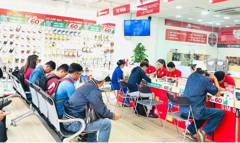 Khách hàng đang trải nghiệm dịch vụ thay pin laptop tại Điện Thoại Vui.