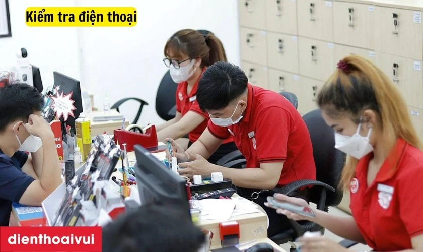 Quy tr&igrave;nh thay pin LG V50 ThinQ chuy&ecirc;n nghiệp lấy liền tại Điện Thoại Vui