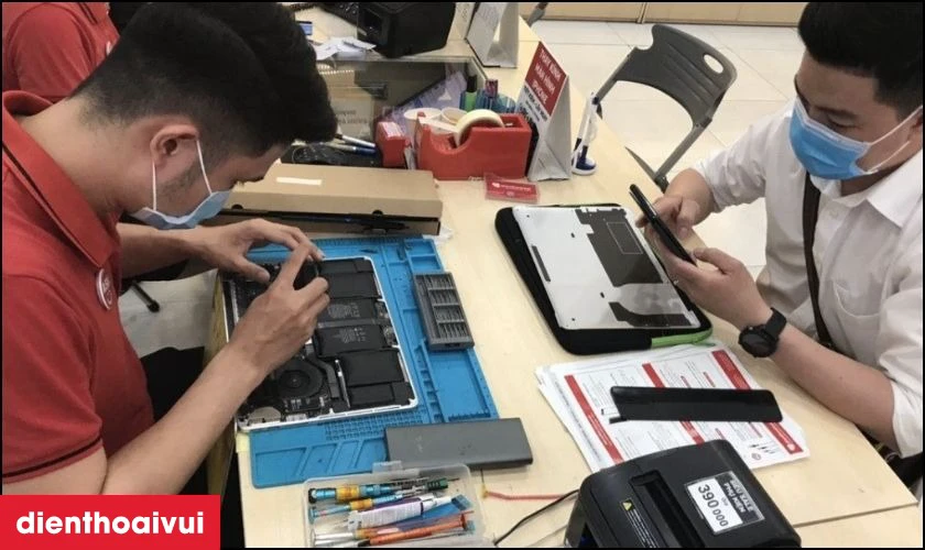 Quy tr&igrave;nh thay pin MacBook Air tại Điện Thoại Vui