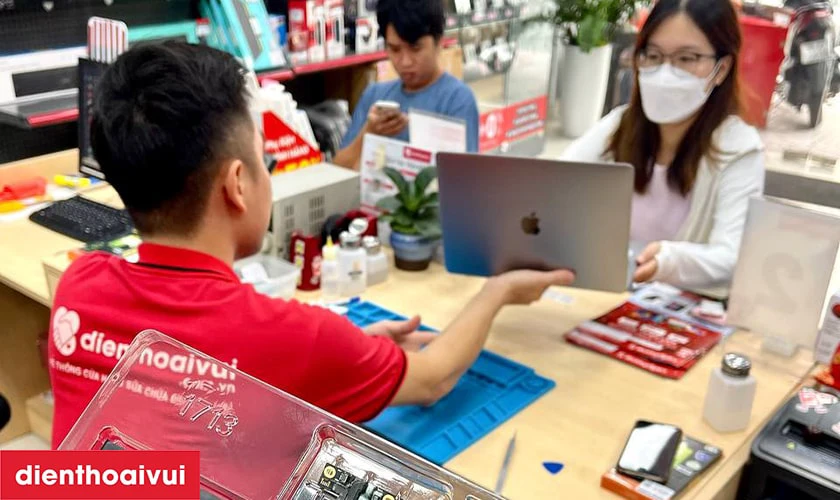 Kh&aacute;ch h&agrave;ng kiểm tra m&aacute;y sau khi thay pin