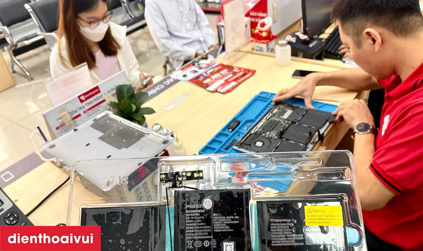 Tiến h&agrave;nh th&aacute;o v&agrave; thay pin mới